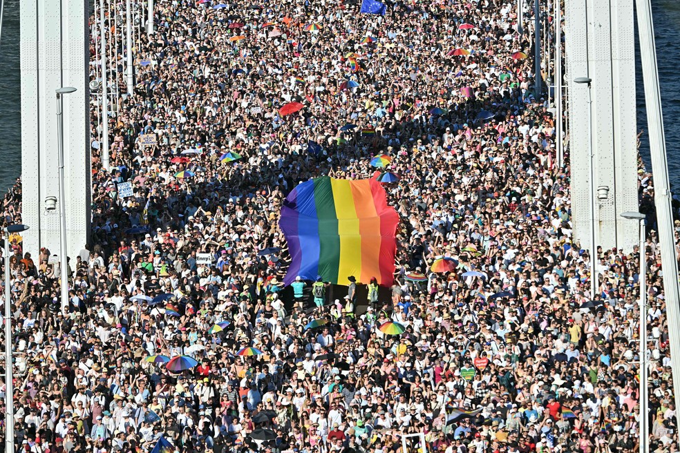 Milhares de pessoas participam da Marcha do Orgulho, em Budapeste, a despeito da proibi&ccedil;&atilde;o do governo h&uacute;ngaro &mdash; Foto: AFP