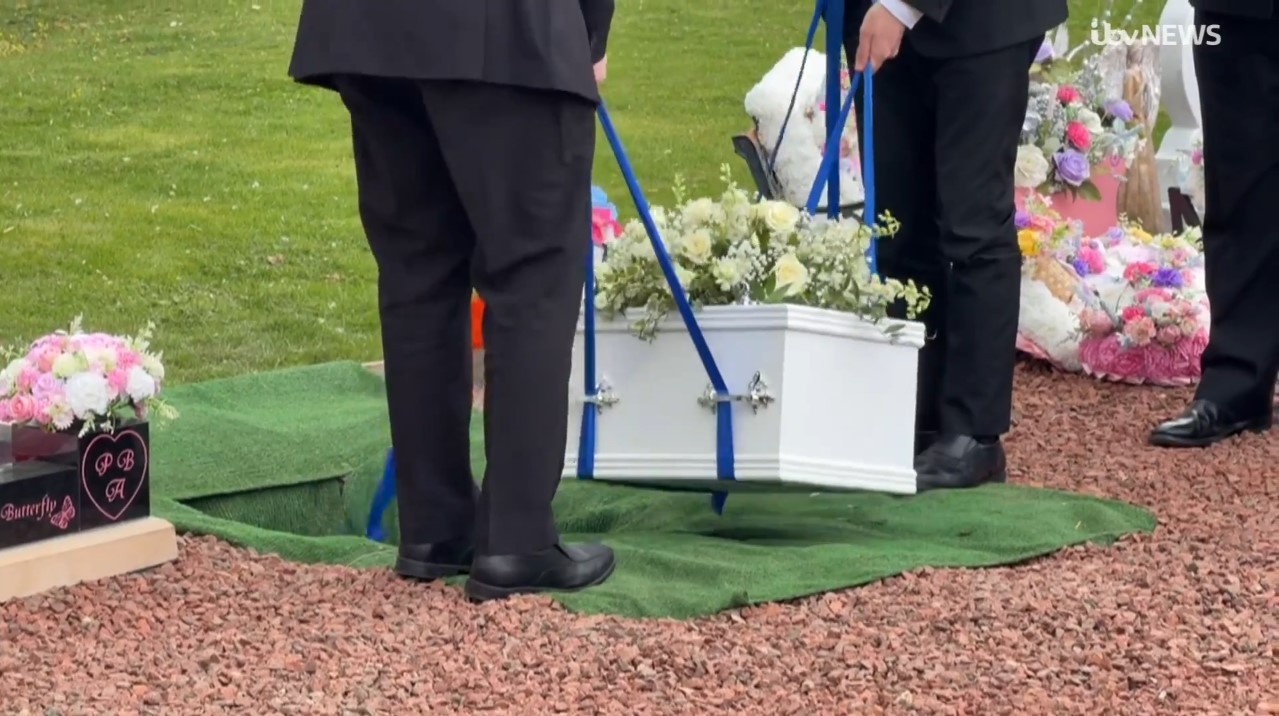 Bebê misterioso encontrado mais de um século depois de sua morte é enterrado, entenda o caso