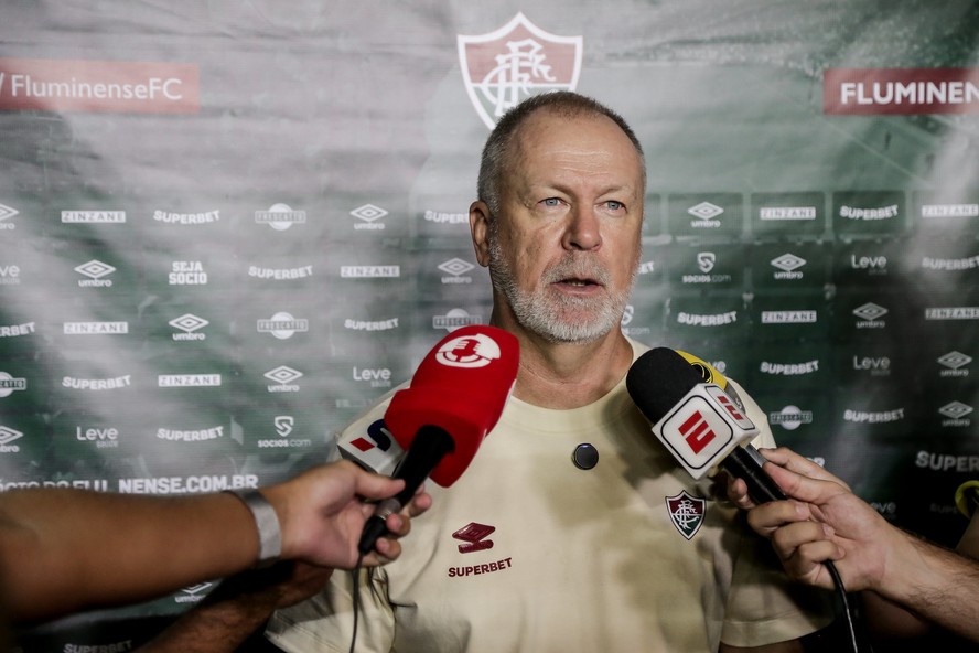 Mano Menezes elogia início de temporada de Cano: 'Se chegar bola, ele ...