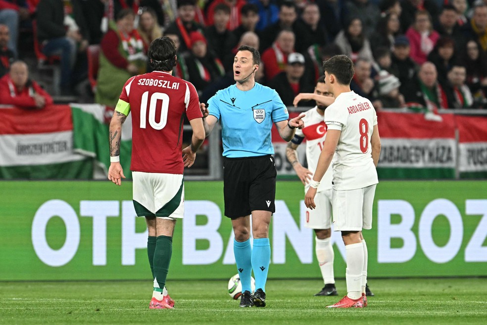 Szoboszlai e Arda Guler na partida da Liga das Nações — Foto: Attila KISBENEDEK / AFP