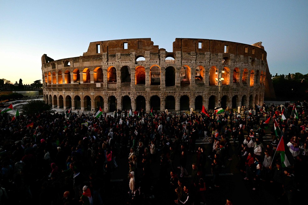 Entorno do Coliseu, em Roma, fcou tomado por manifestantes em protesto contra ação de Israel em Gaza e a interceptação da Flotilha Global Sumud — Foto: Tiziana FABI / AFP