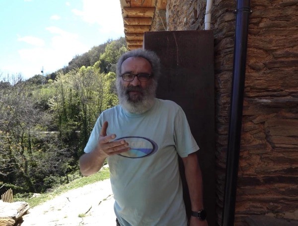 Homem que vive sozinho há 12 anos em vila abandonada na Espanha diz ter encontrado a felicidade: 