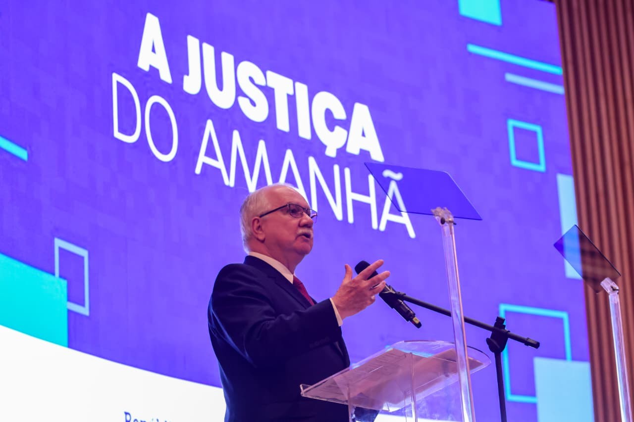 'É fundamental exigir responsabilidade das plataformas digitais', diz Edson Fachin