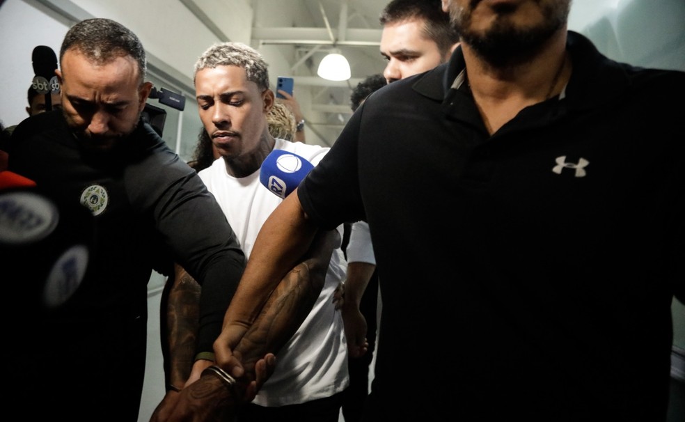 MC Poze do Rodo é levado da Cidade da Polícia após ser preso durante operação da DRE — Foto: Gabriel de Paiva / Agência O Globo