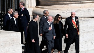 Presidente Lula chega ao funeral do Papa Francisco com a primeira-dama, Rosângela da Silva, a Janja — Foto: Isabella BONOTTO / AFP