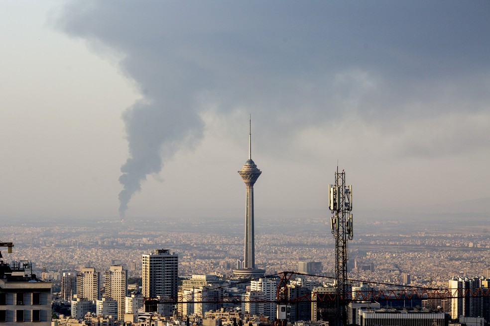 Coluna de fumaça é vista em Teerã após ataque israelense — Foto: Arash Khamooshi/The New York Times