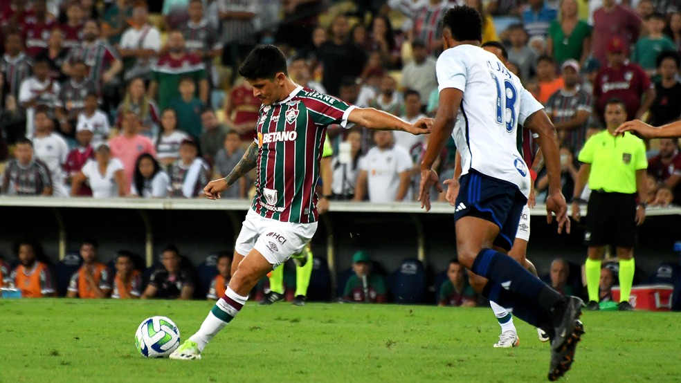 Com golaço de falta de Léo Fernández, Fluminense vence o Cruzeiro e volta  ao G4 do Brasileirão