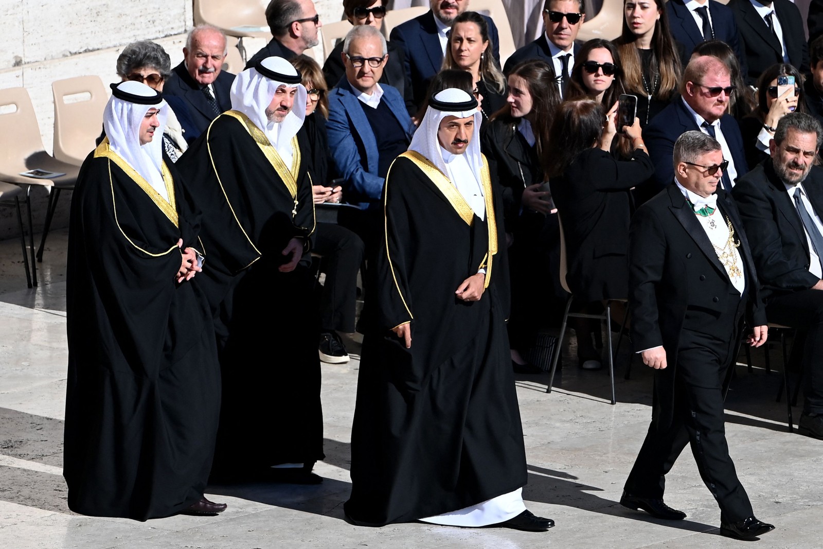 Delegação do Bahrein chega para funeral do Papa Francisco — Foto: Isabella BONOTTO / AFP