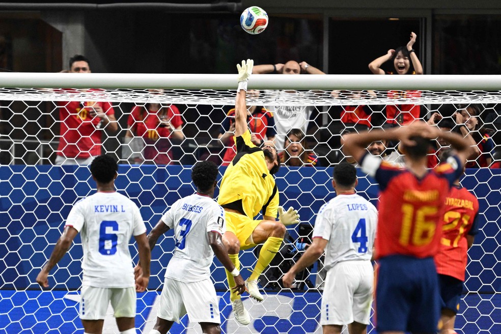 Goleiro Vozinha, de Cabo Verde, fez grandes defesas na partida diante da Espanha, na fase de grupos da Copa do Mundo — Foto: Roberto SCHMIDT / AFP