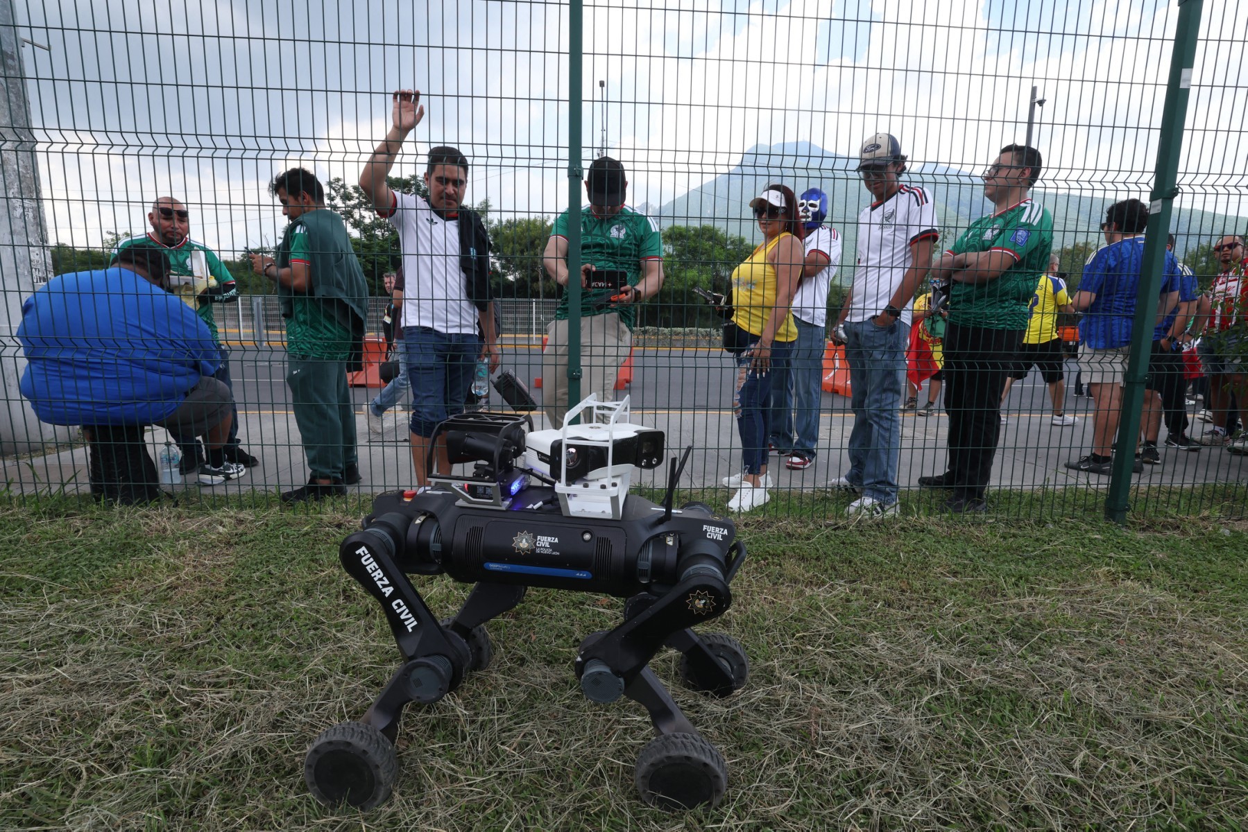 Cães-robôs reforçam esquema de segurança na Copa do Mundo; vídeos