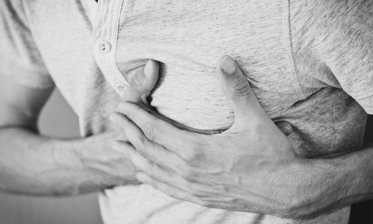 Falta de ar, palpitação e incômodo no pescoço: principais sintomas do infarto relatados por Tande