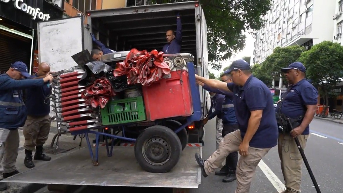 Tolerância Zero: prefeitura fecha dois depósitos ilegais em Copacabana e apreende 9 toneladas de materiais