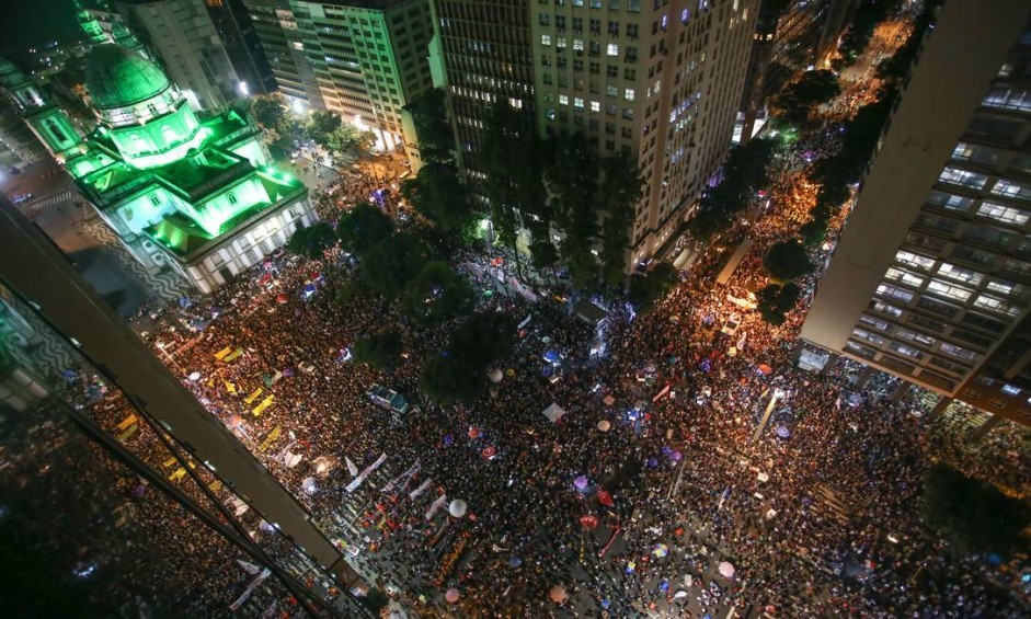 Manifestantes lotam a Avenida Presidente Vargas, no centro do Rio. Estudantes, professores e profissionais da educação voltaram às ruas de todo o país nesta quinta-feira, 30 de maio, em manifestações em defesa da educação e contra a reforma da PrevidênciaAgência O Globo