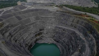 Vista aérea da mina de cobre do Sossego, explorada pela mineradora VALE, em Canaã dos Carajás — Foto: Nelson ALMEIDA / AFP