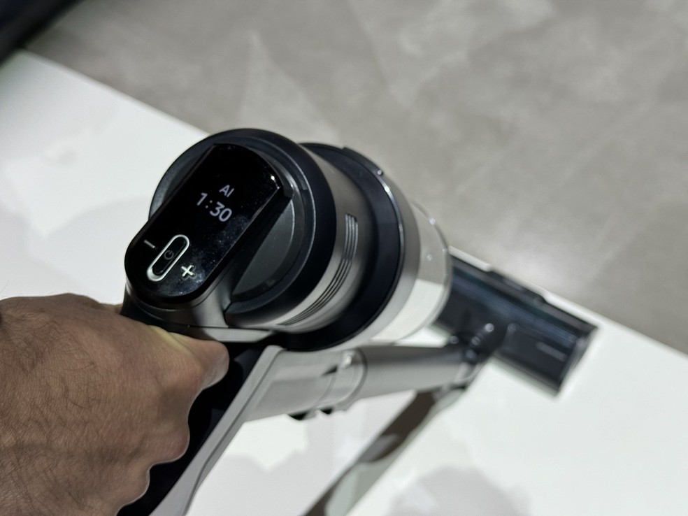 Intelig&ecirc;ncia artificial ganha espa&ccedil;o na CES 2024 com aspirador com bot&atilde;o especial &mdash; Foto: Bruno Rosa