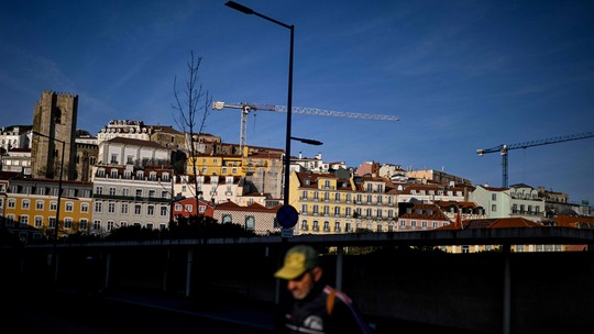 Brasileiros cobram data para canal exclusivo de regularização em Portugal