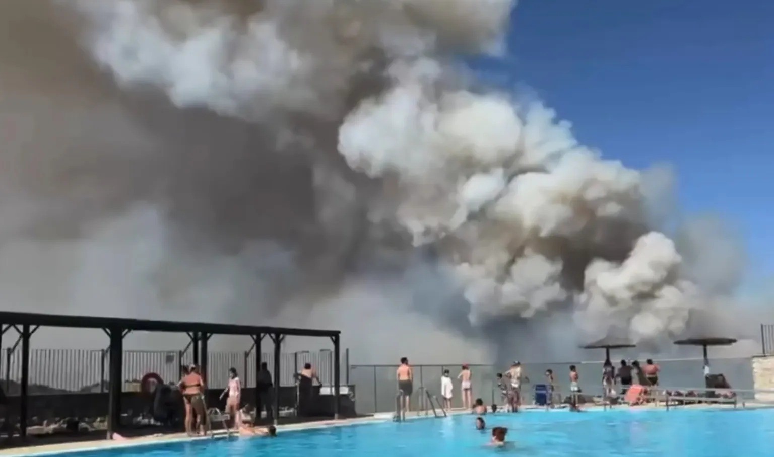 Incêndio florestal avança sobre destino turístico na Espanha e obriga hóspedes a deixar hotel durante onda de calor; vídeo