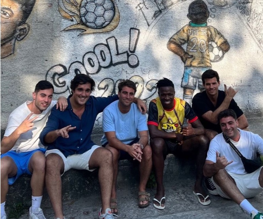 Vini Jr. leva artistas e amigos estrangeiros a Porto do Rosa, bairro onde cresceu, em São Gonçalo