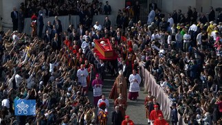 Procissão com caixão do Papa Francisco passa por corredor de fiéis na Praça São Pedro — Foto: Vatican Media/Reprodução