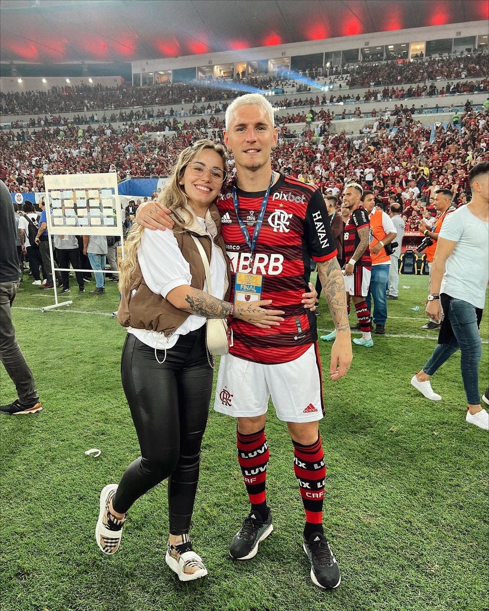 Grávida de Guillermo Varela, do Flamengo, Paula Montilla surge em foto ...