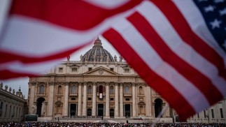 Believers gather in St. Peter's Square on the day Pope Leo XIV leads prayers in Regina Caeli — Photo: Andreas Solaro / AFP