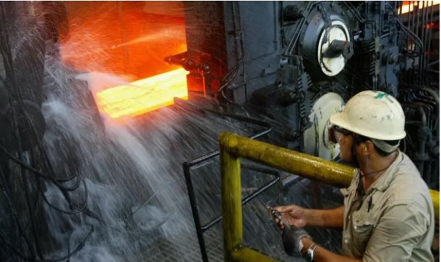 Indústria do aço busca  reduzir emissão de gases poluentes
