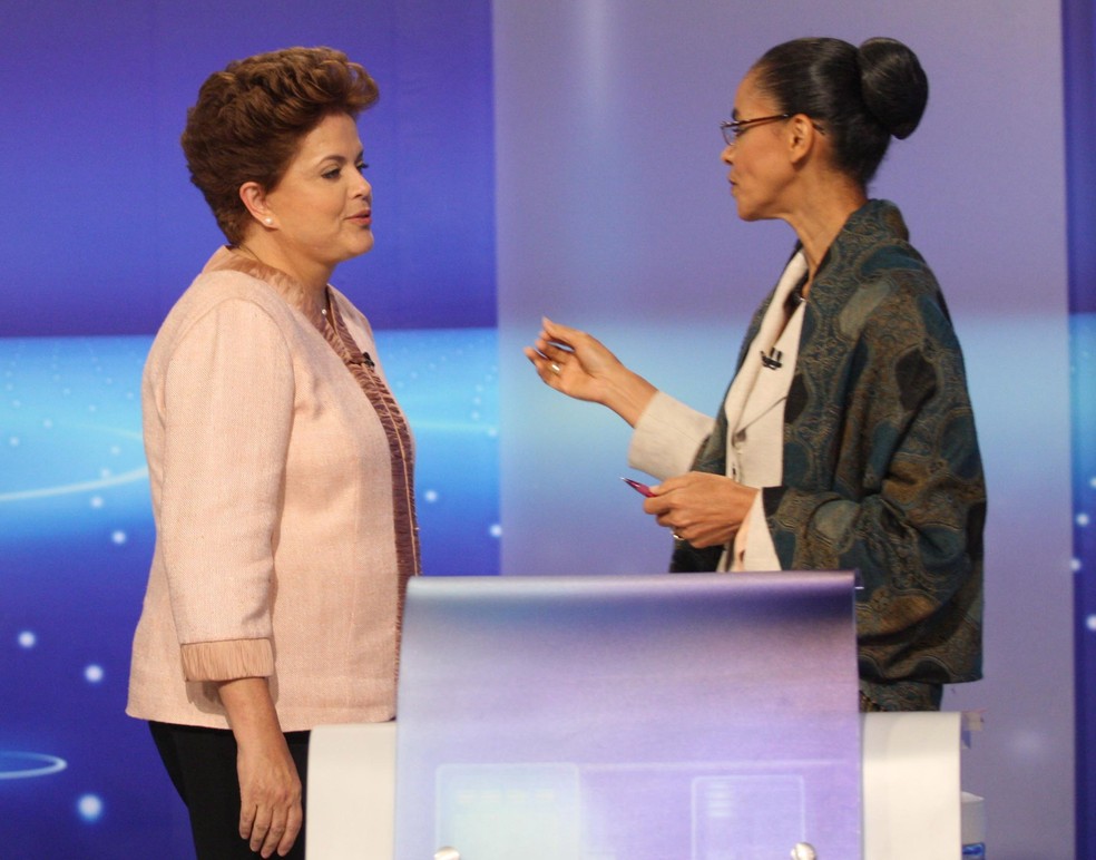 Dilma Rousseff e Marina Silva se cumprimentam antes do debate da TV Globo em 2010 — Foto: Marcelo Carnaval / Agência O Globo