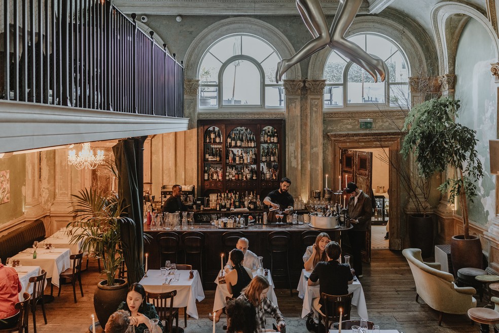 Instalado num antigo tribunal do século XVIII, o Sessions Arts Club é um dos novos restaurantes que movimentam a cena gastronômica de Londres — Foto: Joanna Yee/The New York Times