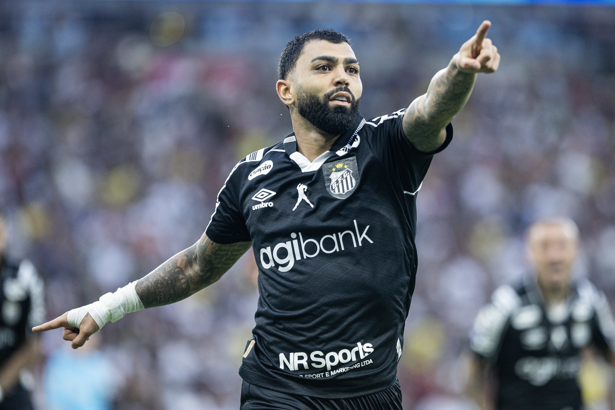 Gabigol devolve provocação a torcedores do Fluminense após marcar pelo Santos no Maracanã; veja