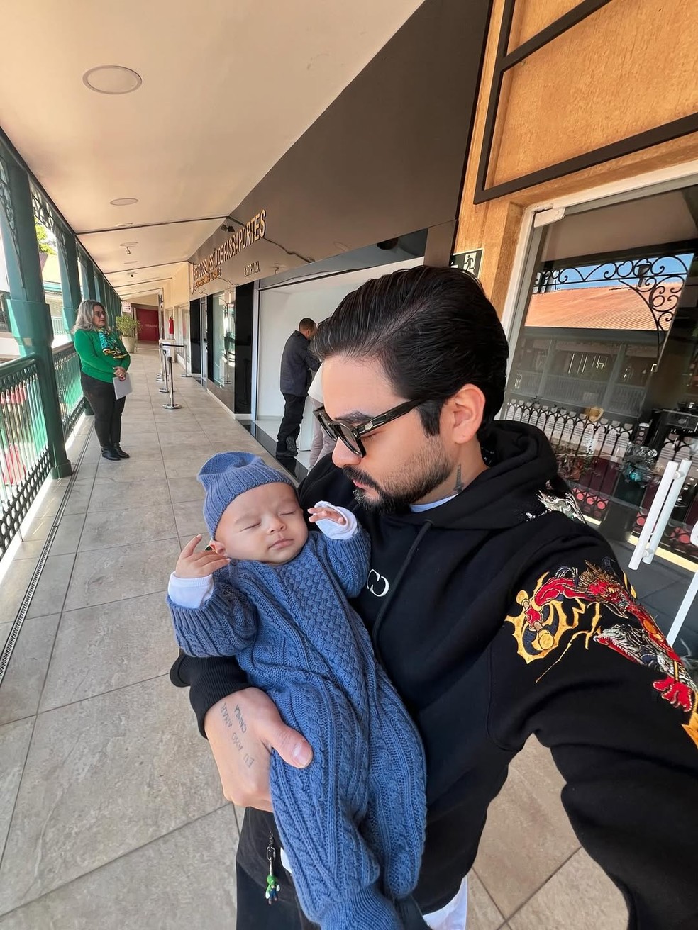 Yudi Tamashiro celebra primeiro passeio em família após cirurgia do filho — Foto: Reprodução Instagram