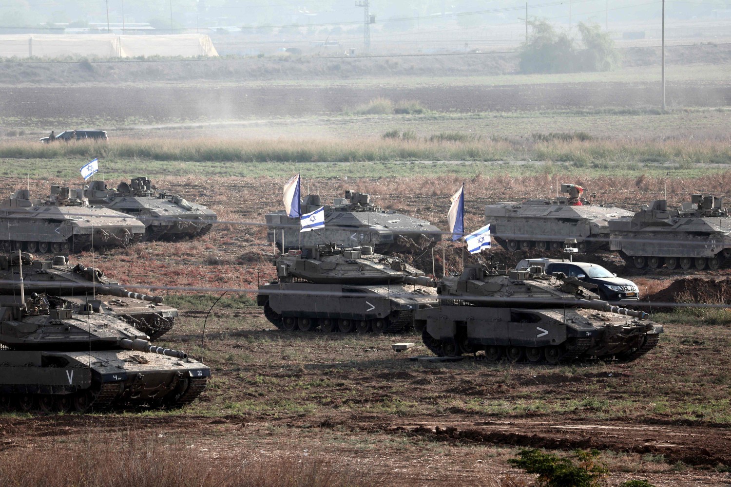 Tanques de Israel posicionados em Ashkelon, ao norte da Faixa de Gaza &mdash; Foto: Thomas COEX / AFP