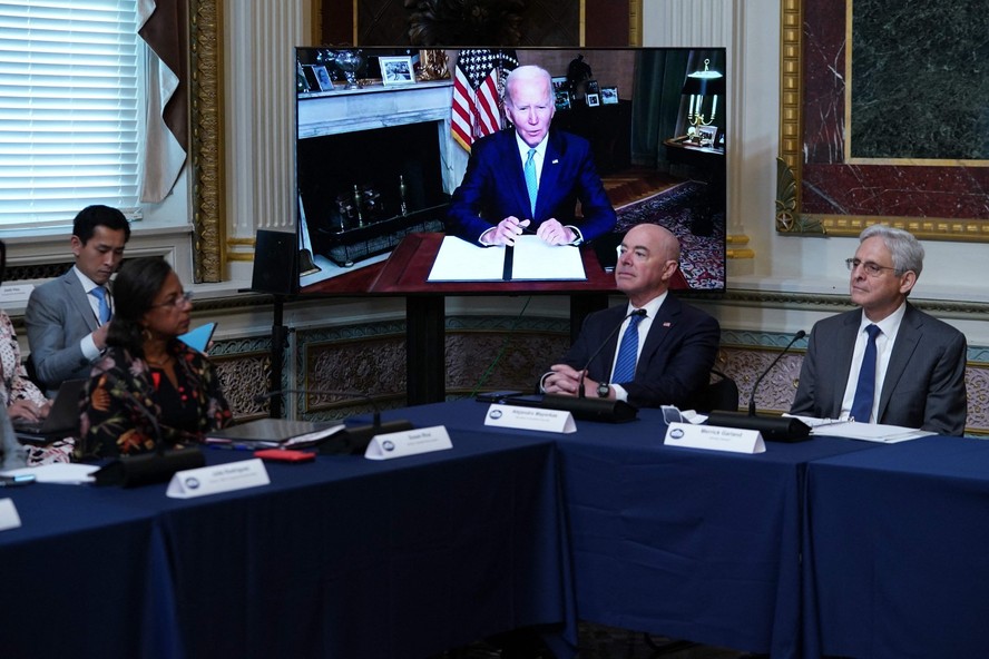 O presidente dos EUA, Joe Biden, aparece em um monitor enquanto fala sobre serviços de cuidados reprodutivos, durante a primeira reunião da Força-Tarefa sobre Acesso à Saúde Reprodutiva, em Washington, DC