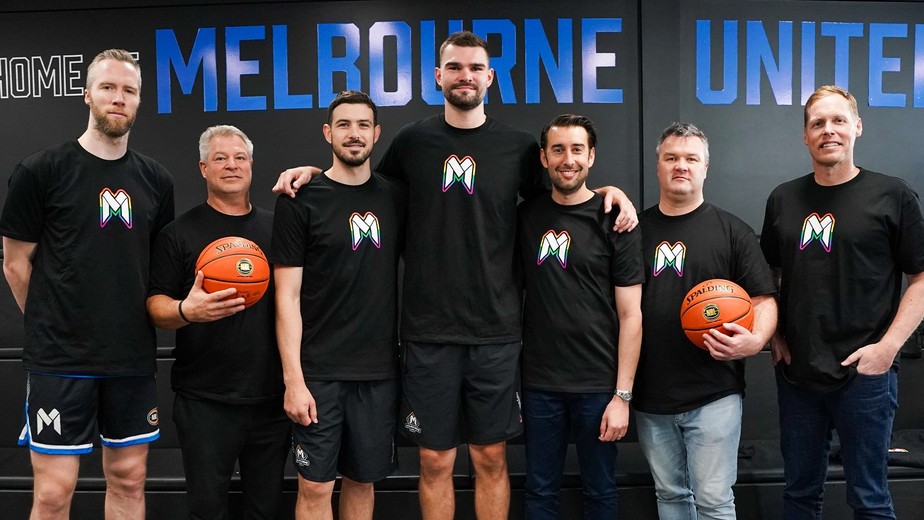 Jogador de basquete revela homossexualidade em reunião com elenco
