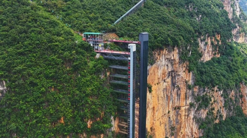 Elevador de 288 metros reduz trajeto de estudantes com ‘ônibus escolar aéreo’ na China; entenda
