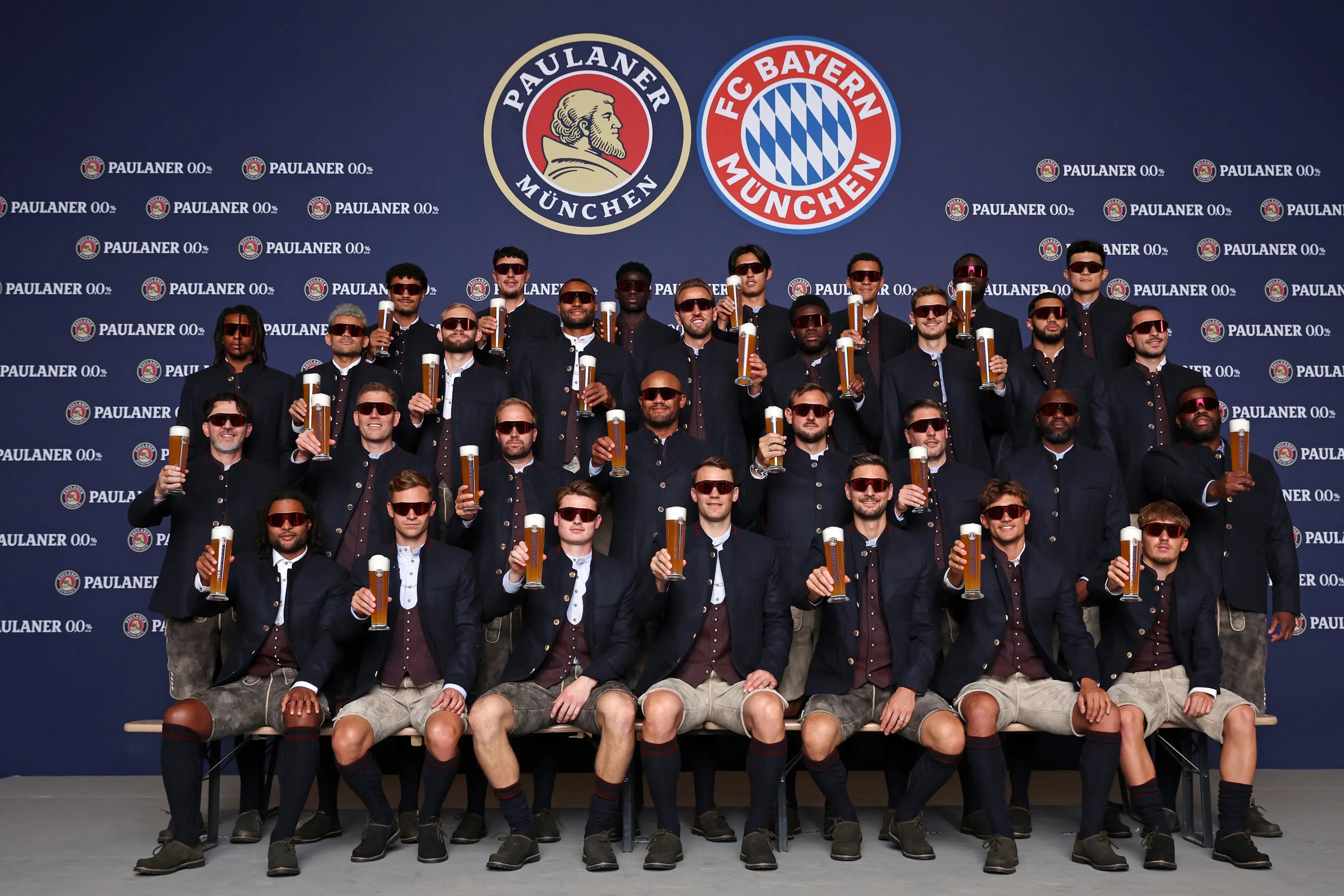 Bayern entra no clima da Oktoberfest e jogadores posam com trajes típicos da Baviera; veja fotos - QTU Questões do Universo