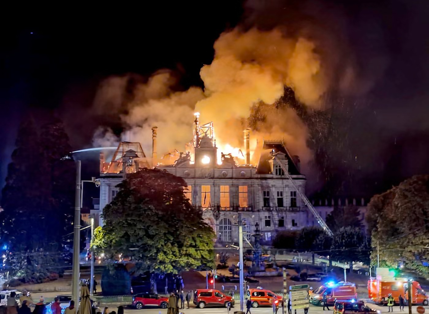 Homem é preso por suspeita de relação com incêndio que destruiu prefeitura histórica na França em meio a distúrbios, diz imprensa local