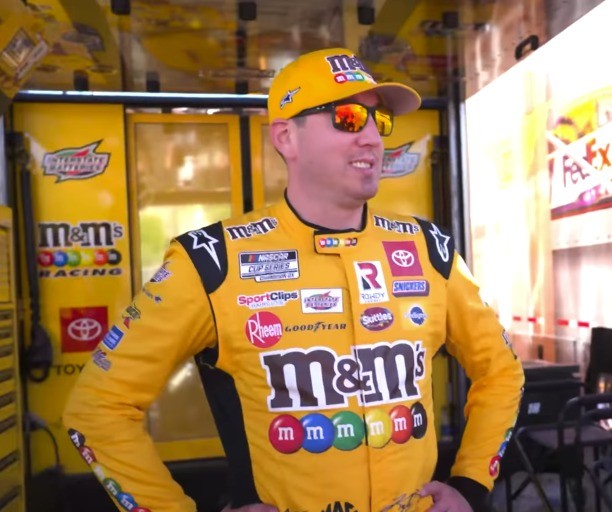 Piloto bicampeão da NASCAR desmaiou em simulador um dia antes de morrer, diz agência; entenda