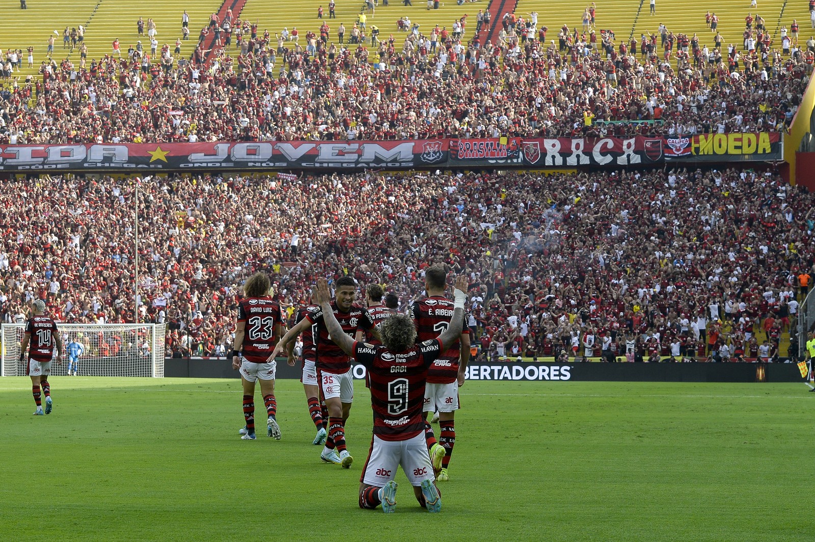 De joelhos, Gabigol comemora o gol que deu ao Flamengo o título da Libertadores — Foto: Marcelo Cortes/Flamengo
