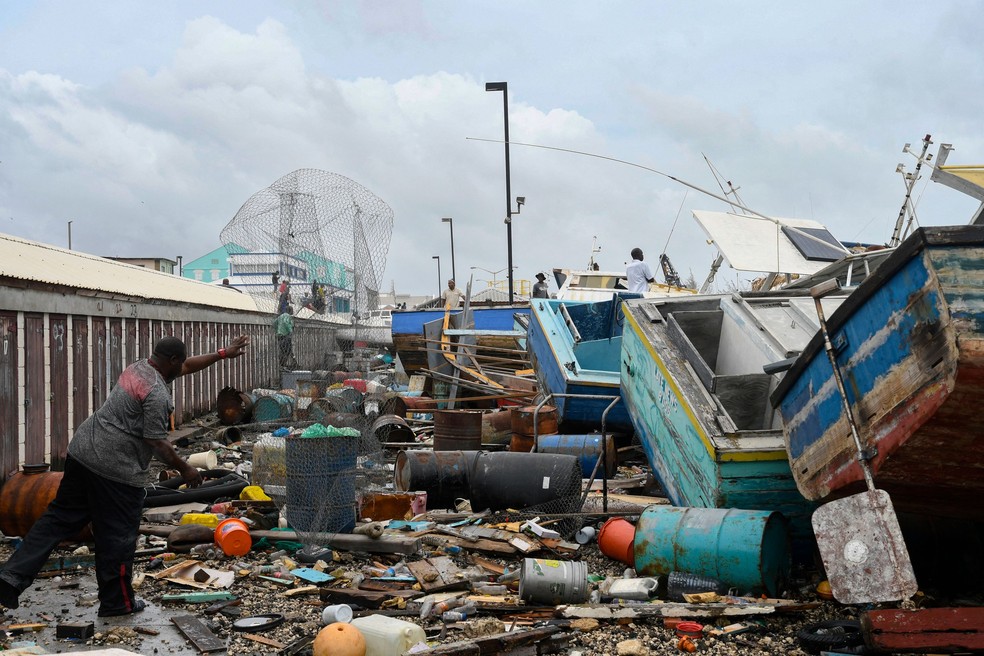 Barcos de pesca se amontoam após passagem do furacão Beryl por Barbados — Foto: Randy Brooks / AFP