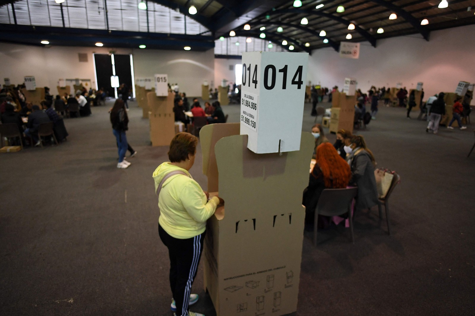 Visão geral de uma seção eleitoral em Bogotá — Foto: JUAN BARRETO / AFP