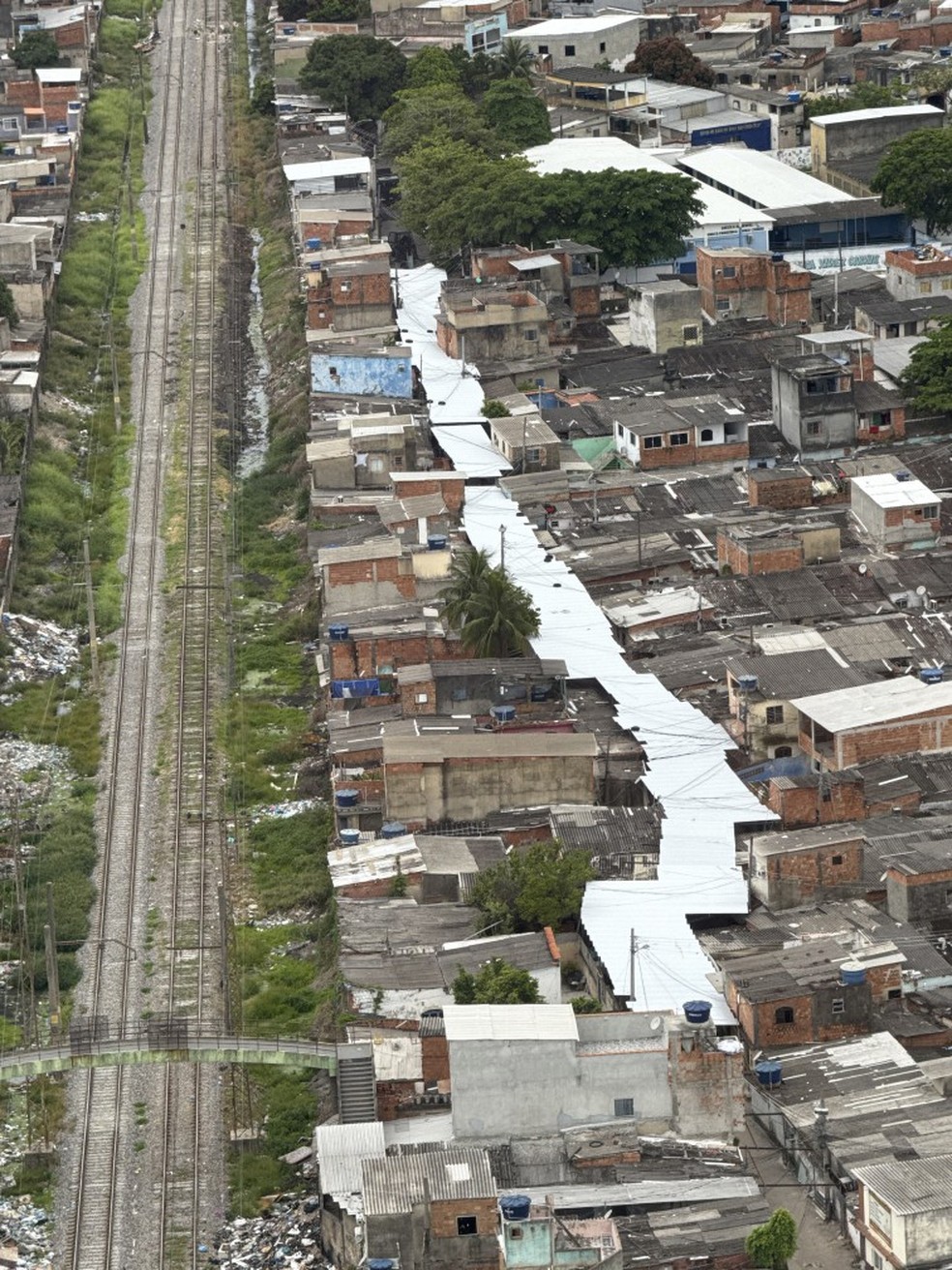 Segundo a polícia, a estrutura é usada como "anti-drone" — Foto: Reprodução / TV Globo