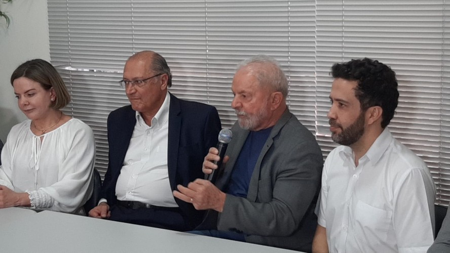 O ex-presidente Lula, ao lado de Geraldo Alckmin e Gleisi Hoffmann, recebe o apoio de André Janones