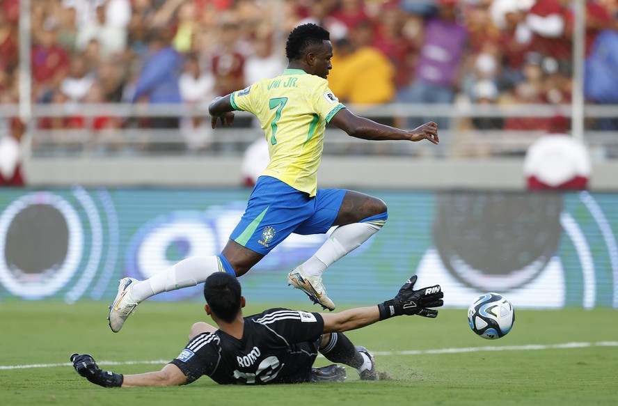 Vini Jr tenta passar pelo goleiro Romo