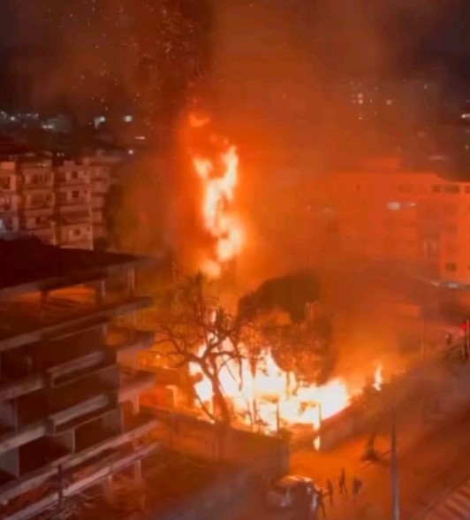 Fogo em bambuzal assusta moradores na Zona Oeste do Rio; veja vídeo