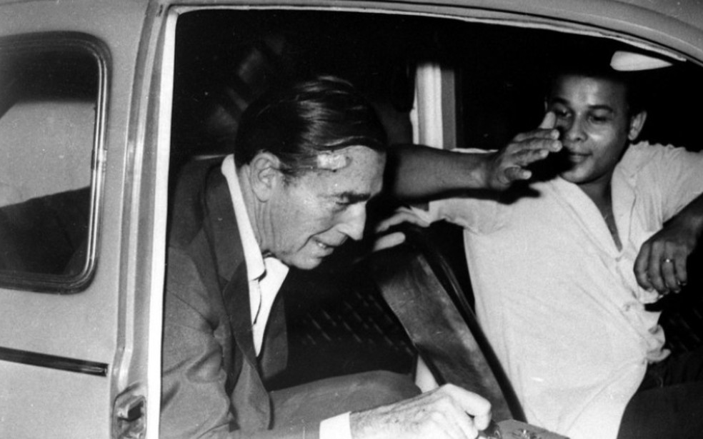 O embaixador Charles Elbrick saindo do táxi que pegou após ser libertado — Foto: Arquivo/Agência O GLOBO