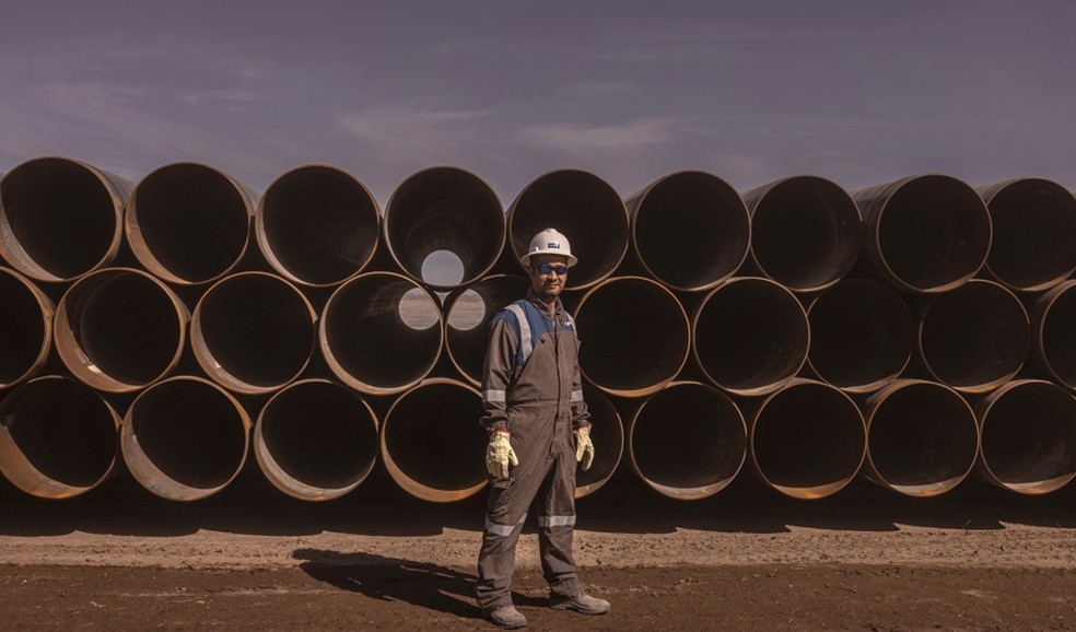 Manuel Castillo, refugiado venezuelano encarregado de supervisionar a construção do oleoduto — Foto: Bloomberg