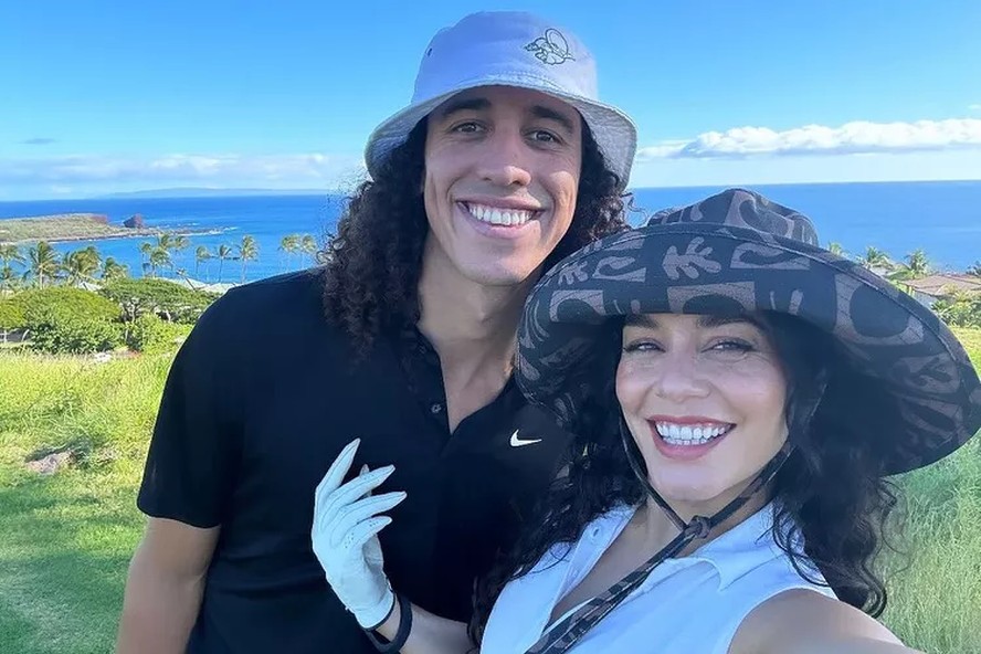 Recémcasada, Vanessa Hudgens compartilha foto do primeiro Natal com