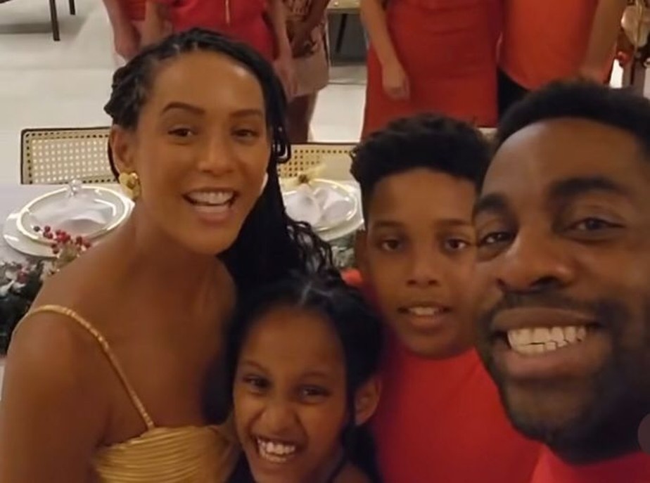 Lázaro Ramos e Taís Araujo fazem aparição rara com os filhos na ceia de Natal