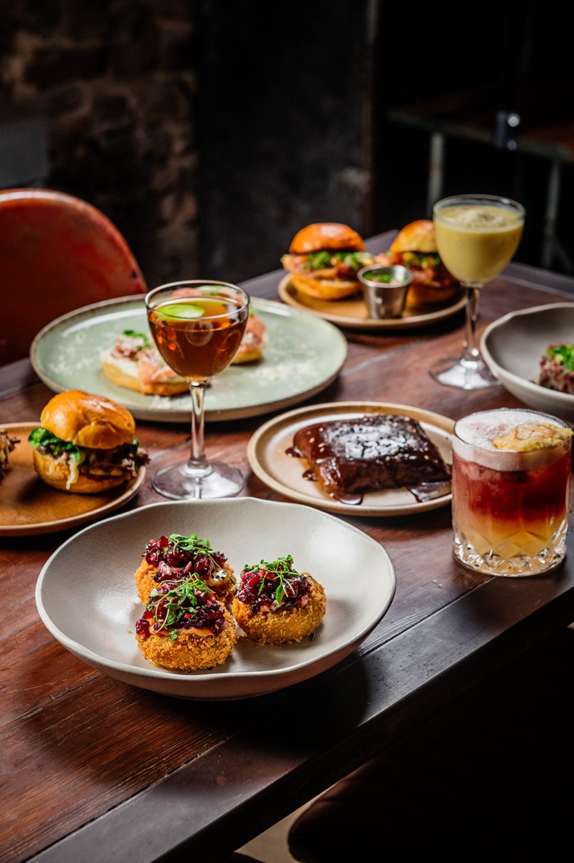 Com uma programação musical eclética, o Surreal Bar reflete o imprevisível na coquetelaria e na gastronomia da casa