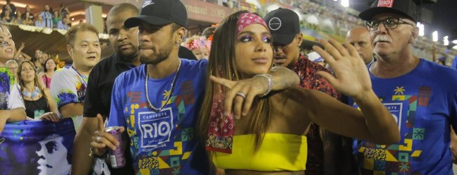 Anitta beijou o jogador de futebol Neymar em um camarote da Marquês de Sapucaí, em 2019 — Foto: Alexandre Cassiano/Agência O Globo
